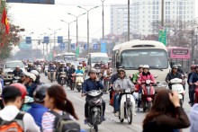 Người dân ùn ùn về thành phố sau Tết