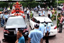 Nghĩ về “cuộc chiến vỉa hè”