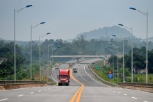 Economists warn against Vietnam's plan to borrow from forex reserves