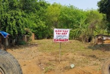 Property sellers make 30% price cuts, but buyers hold out for more