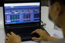 Stock market climbs back to 4-week peak