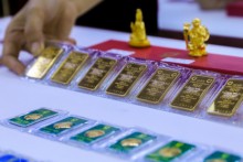 Gold prices inch lower