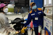 Gasoline prices fall for first time in 10 weeks