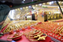 Gold trades in narrow range
