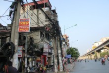 Hà Nội: Vấn nạn “mạng điện như nhện giăng tơ”