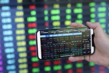 Tiền vào chứng khoán tiếp tục giảm