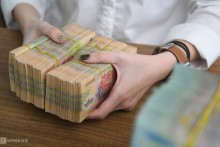 Vì sao lãi suất tiết kiệm xuống đáy?