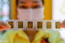 Gold bar prices decreased continuously